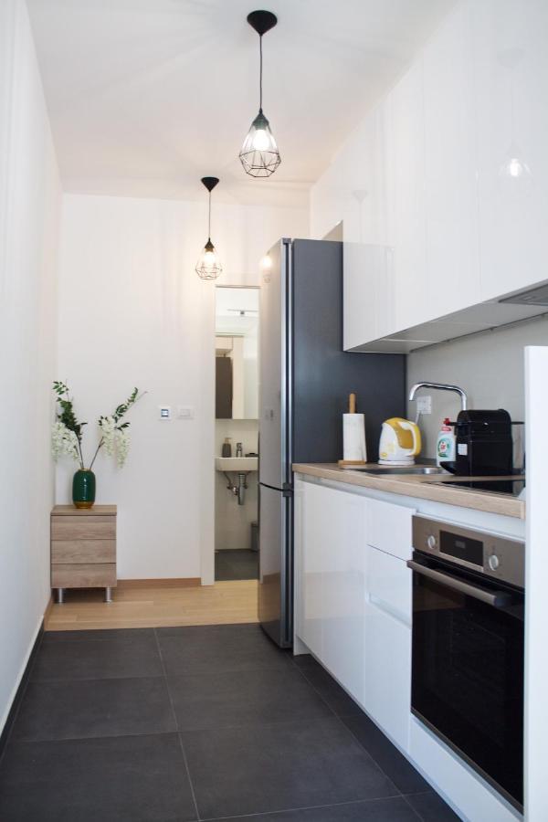 Cozy Seaside Apartment With Pool & Terrace สปลิท ภายนอก รูปภาพ