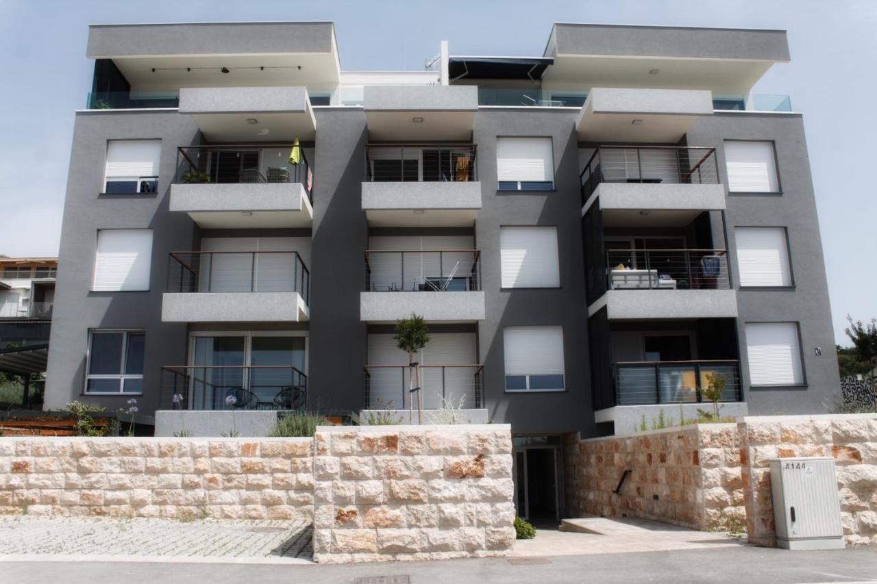Cozy Seaside Apartment With Pool & Terrace สปลิท ภายนอก รูปภาพ