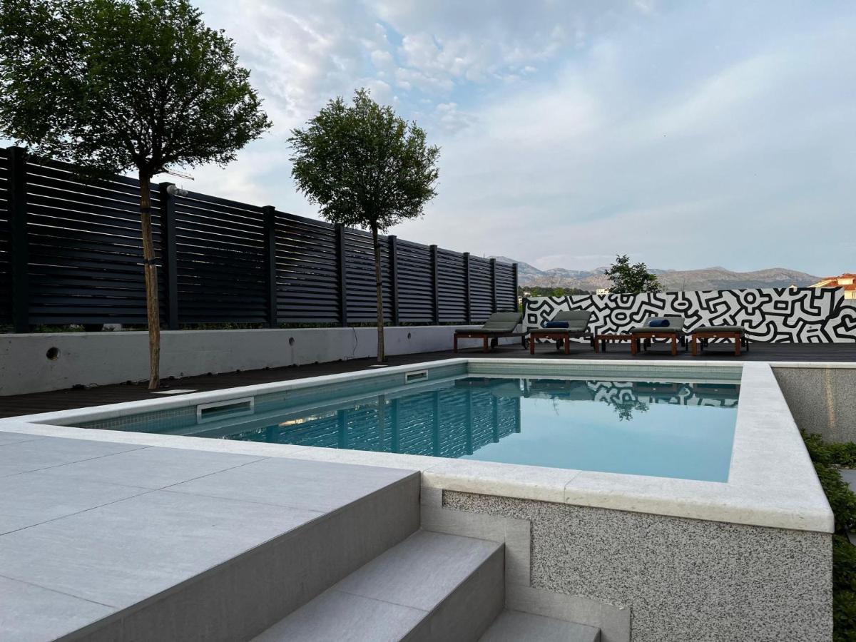 Cozy Seaside Apartment With Pool & Terrace สปลิท ภายนอก รูปภาพ
