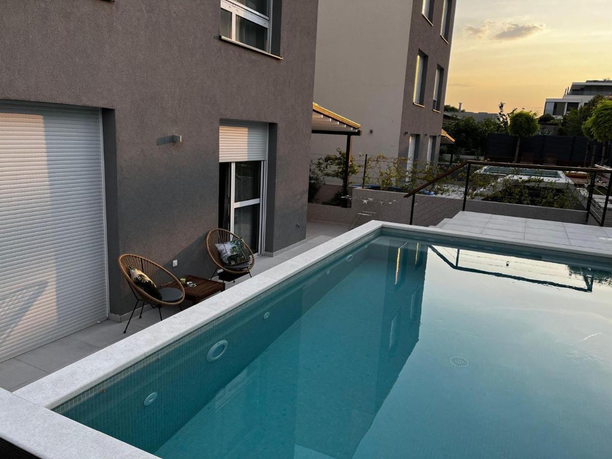 Cozy Seaside Apartment With Pool & Terrace สปลิท ภายนอก รูปภาพ