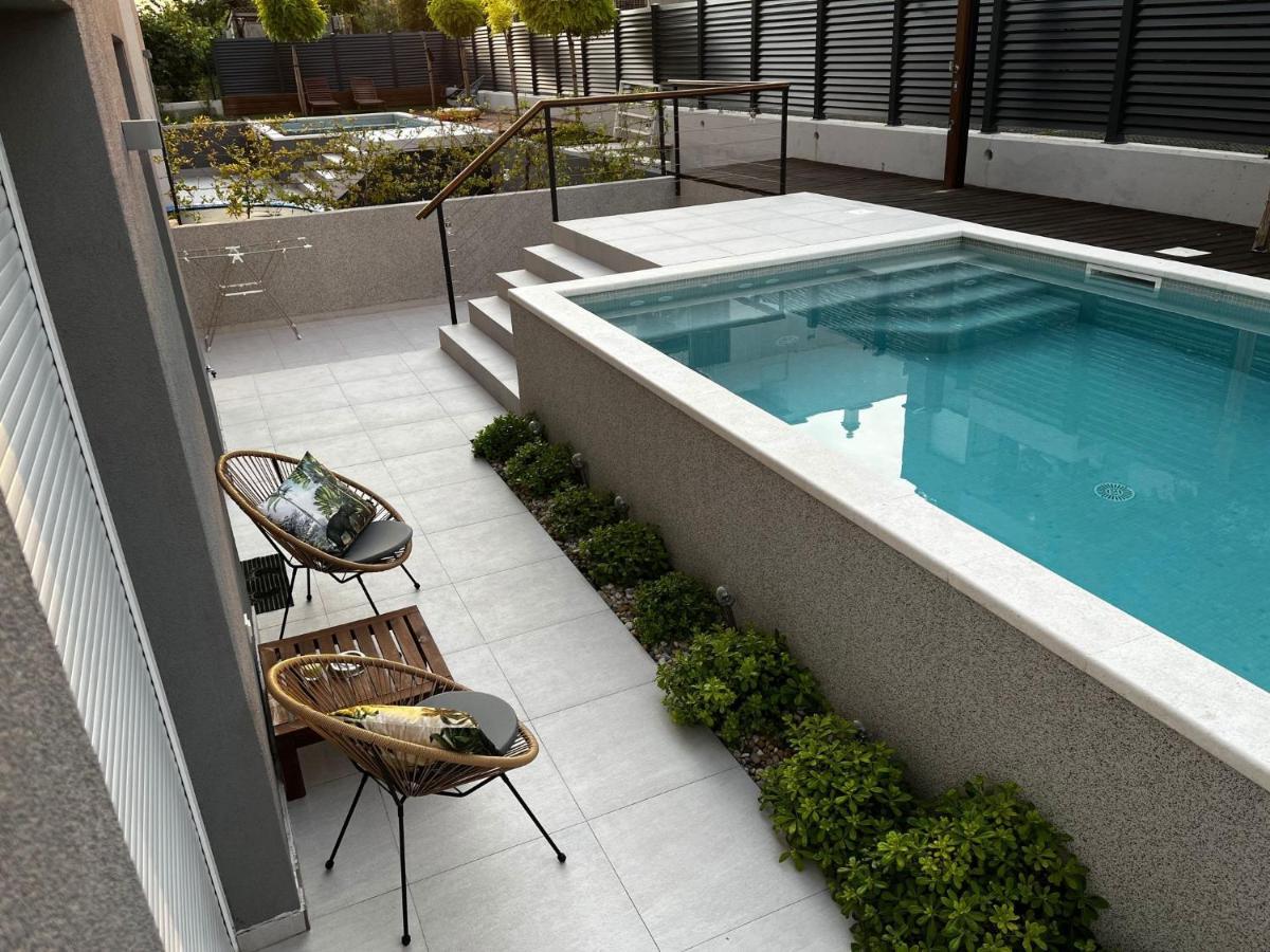 Cozy Seaside Apartment With Pool & Terrace สปลิท ภายนอก รูปภาพ